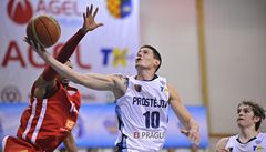 Prost�jov - Nymburk. Zleva Mike Efevberha z Nymburka, Pavel Slezák a Ond�ej Kohout (oba z Prost�jova)