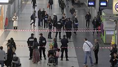 Policisté uzavřeli místo v pařížské čtvrti La Defense, kde neznámý útočník bodl francouzského vojáka do krku. | na serveru Lidovky.cz | aktuální zprávy