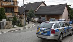 Novináe udrovala policie v dostatené vzdálenosti od domu.