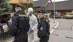 Policejní specialisté se na místo inu vydávali v bílých overalech.