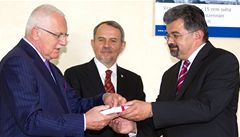 Václav Klaus se svými blízkými spolupracovníky - vedoucí Kanceláře prezidenta republiky Jiří Weigl (vpravo) a jeho zástupce Petr Hájek.