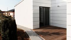 Jedna ze dvou venkovn�ch teras.