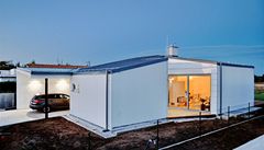 Slep� zdi k nejbli���m soused�m, z�livy venkovn�ch teras do hloubi p�dorysu, st�echa sva�uj�c� se z nejvy���ho bodu nad kuchyn� a p��st�e�ek pro auta, kter� je sou��st� domu 