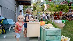 Lapidární �edý kvádr s dodate�n� p�idaným venkovním stín�ním z ji�ní strany