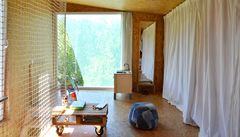 Lapidární �edý kvádr s dodate�n� p�idaným venkovním stín�ním z ji�ní strany