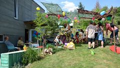 Lapidární �edý kvádr s dodate�n� p�idaným venkovním stín�ním z ji�ní strany