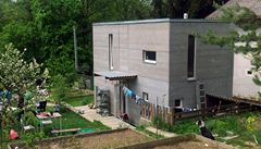 Lapidární �edý kvádr s dodate�n� p�idaným venkovním stín�ním z ji�ní strany