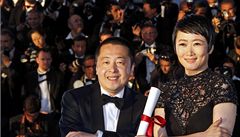 Reisér Jia Zhangke, který vyhrál cenu za nejlepí scéná za film A Touch of Sin. Pózuje s herekou Zhao Tao 