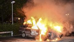 Rozzuřený dav ve Stockholmu zapaloval auta a demoloval obchody. | na serveru Lidovky.cz | aktuální zprávy