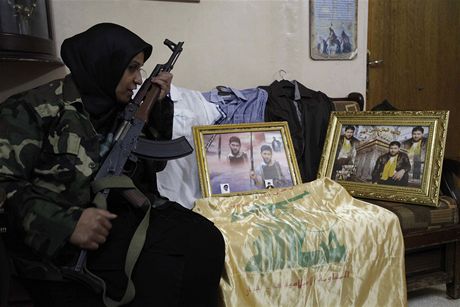 Libanonka drí zbra patící jejímu synovi, který byl lenem Hizballáhu a zemel pi bojí se syrskou osvobozeneckou armádou. 