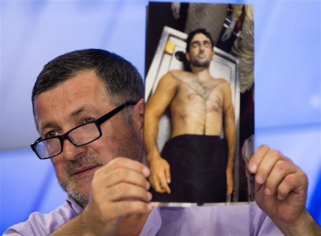Abdulbaki Todaev na tiskové konferenci v Moskv ukazuje fotografie mrtvého syna. 