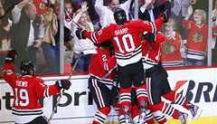 Hokejisté Chicaga se radují z postupu do finále Západní konference NHL.