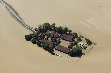 Auto odjídí z malé osady u bavorského msta Deggendorf, kterou zcela zatopil Dunaj.  