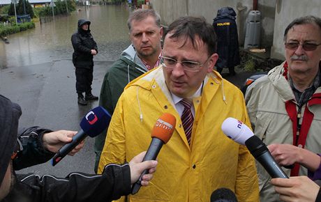 Premiér Petr Neas na obhlídce vltavské kaskády,  vzadu vlevo za ním je ministr zemdlství Petr Bendl.