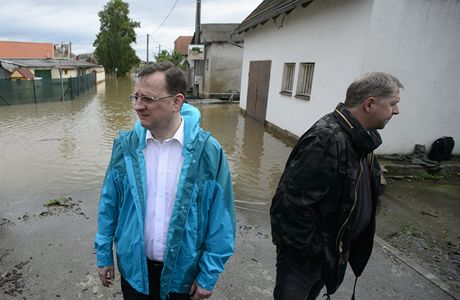 Premiér Petr Neas s ministrem zemdlství Petrem Bendlem si prohlédli povodní zasaené Zálezlice na Mlnicku. 