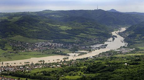 Rozvodnné Labe ped Dínem ve smru od Ústí nad Labem. 