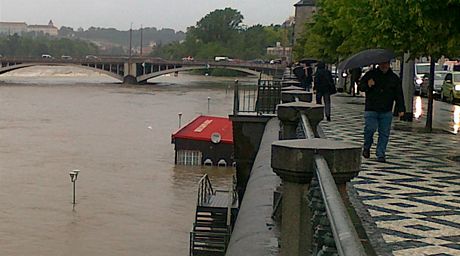 Náplavka u Raínova nábeí pod vodou pohledem od Palackého mostu.