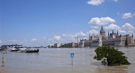 Rozvodnný Dunaj u maarského parlamentu