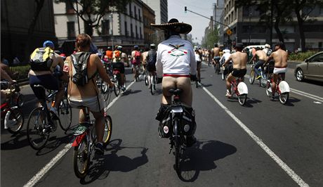 Tisíce nahých cyklistů protestovaly v Mexiku proti nadvládě aut | Svět |  Lidovky.cz