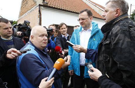 Záplavy v Zálezlicích, erven 2013, premiér Petr Neas a ministr Petr Bendl.