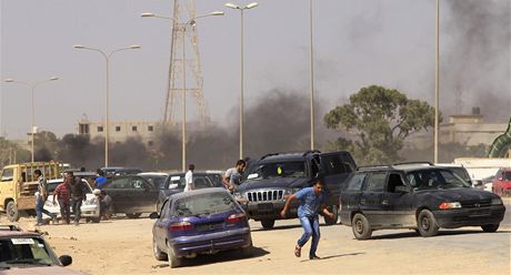 Stety demonstrant a milic v Benghz