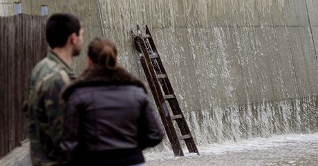 Voda zaala pes protipovodovou stnu v Hoín petékat v úterý odpoledne.