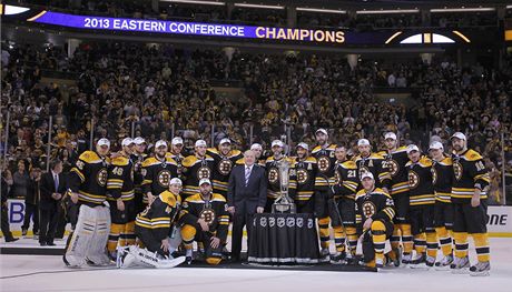 Hokejisté Bostonu pózovali u trofeje pro vítze Východní konference NHL.