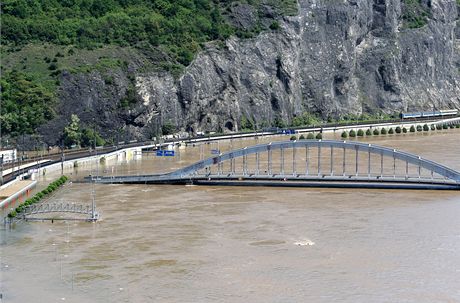 Most Edvarda Benee v Ústí nad Labem pi povodních.