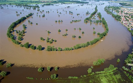 Letecký snímek eky Labe, která zaplavila pole u mtsa Elster ve východním Nmecku. 