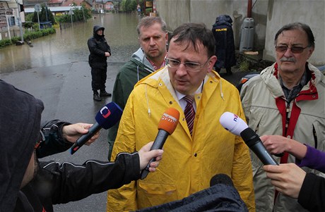 Premiér Petr Neas na obhlídce vltavské kaskády,  vzadu vlevo za ním je ministr zemdlství Petr Bendl.