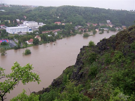 Pohled na rozvodnnou Vltavu z Bohnic. 
