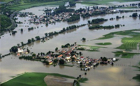 Rozlité Labe na Litomicku, v popedí obec Poáply, vzadu Keice. 