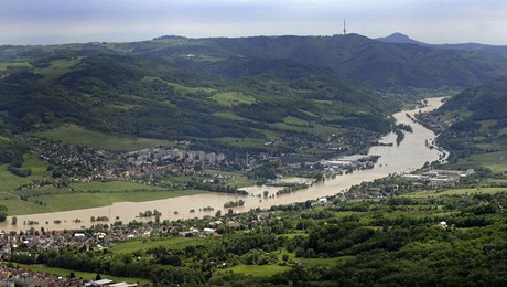 Rozvodnné Labe ped Dínem ve smru od Ústí nad Labem. 