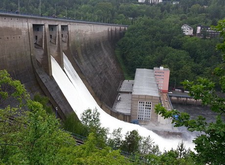 Upouštění přehrady Orlík.