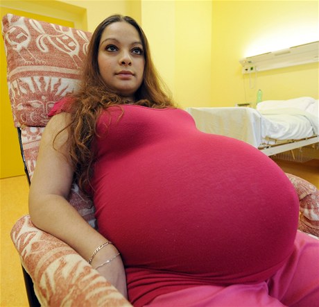 Pár dní ped porodem paterat je tiadvacetiletá Alexandra Kiová z Milovic (na snímku z 29. kvtna) v dobré nálad i fyzické kondici.