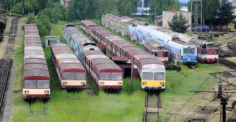 Na "hbitov lokomotiv" v Depu kolejových vozidel eských drah v eské Tebové ekají na rozebrání stovky vyslouilých stroj.