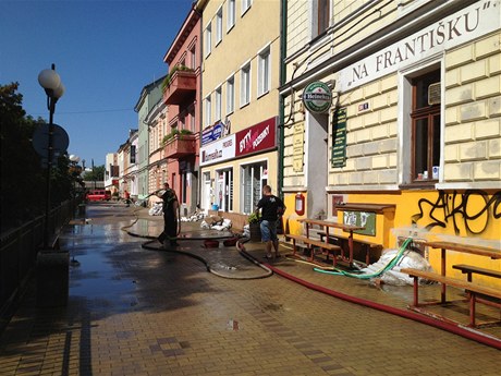 Kralupy nad Vltavou - tato ulice byla pod vodou. Uklízí se.