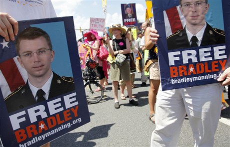 V USA lidé demonstrují za Manningovo osvobození