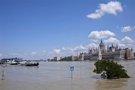 Rozvodnný Dunaj u maarského parlamentu