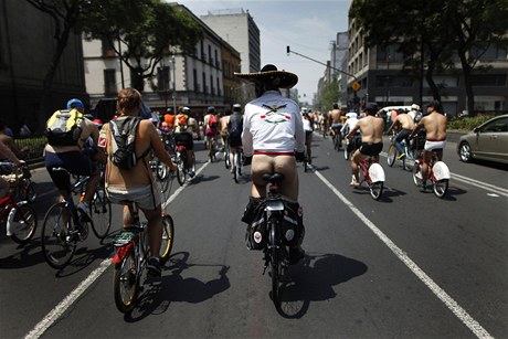 Nudistická cyklojízda se konala na výzvu kanadské nevládní organizace World Naked Bike Ride.