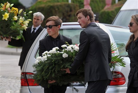 Pohřeb čtyřčlenné zavražděné rodiny z Brna. 