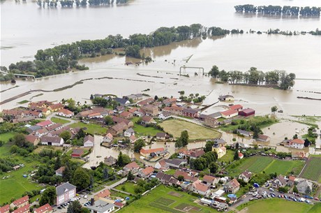 V Zálezlicích na Mlnicku (na snímku), které byly symbolem niivých záplav v roce 2002, se protrhla rozestavná hráz. 