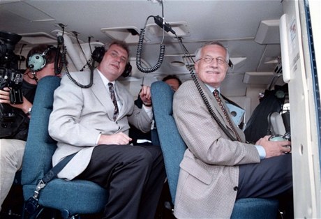 Povodn 1997: pedseda parlamentu Milo Zeman (vlevo) a premiér Václav Klaus ve vrtulníku ped odletem do zaplavených oblastí severní Moravy.