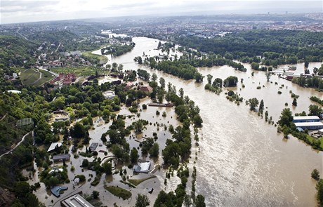 Rozvodněná Vltava v Troji, letecký snímek ze 4. června