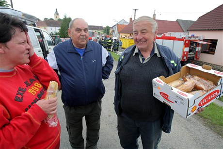 Svaina! Starosta Miloslav Uhlík roznáí bagety lidem, kteí uklízí následky povodní v Putimi.