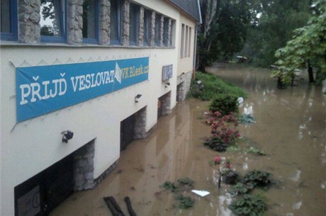 U v nedli veer byl zaplavený veslaský klub Blesk v praském Podolí.