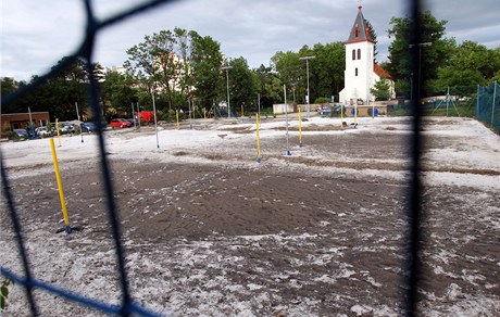 Potok Boti se prohnal tenisovými a squashovými kurty v praských Zábhlicích.