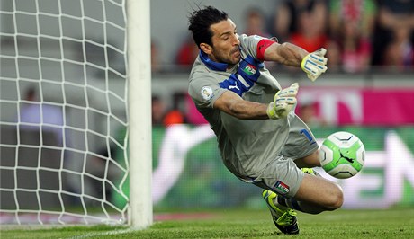 Buffon zasahuje.