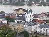 Hladina Dunaje v Pasov dopoledne dosáhla 12,20 metru, a pekonala tak u hranici z obích povodní v roce 1954. 
