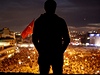 Mu na stee Attatürkova kulturního centra pozoruje dní na námstí Taksim. Snímek  byl poízen 4. ervna 2013.  